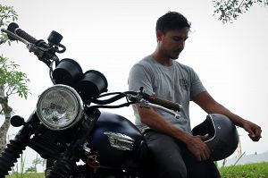 Hamish Daud. Aktor film Supernova ini ikut serta dengan Triumph Scrambler 900 miliknya