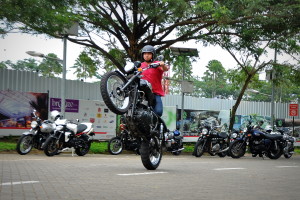 Aksi stunt rider Reza SS menghibur peserta