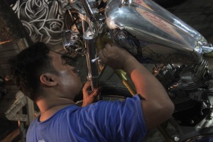 Diki Leos seniman kustom kulture menampilkan performance live doodling on gastank chopper bertajuk Goldtimer