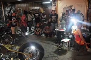 Pengunjung beramai ramai menikmati pameran dan live art performance