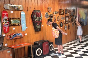 Siang dan malam berbagai kalangan berkunjung menyaksikan Art Garage